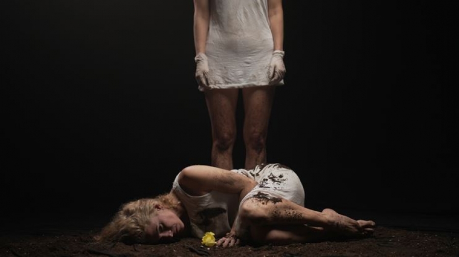 &Epsilon;ί&delta;&alpha;&mu;&epsilon; "&Tau;&omicron; &sigma;ώ&mu;&alpha; &tau;&eta;&sigmaf; &gamma;&upsilon;&nu;&alpha;ί&kappa;&alpha;&sigmaf; &omega;&sigmaf; &pi;&epsilon;&delta;ί&omicron; &mu;ά&chi;&eta;&sigmaf;"