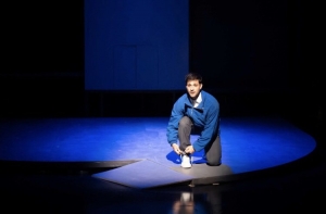 &Epsilon;ί&delta;&alpha;&mu;&epsilon; &tau;&eta;&nu; &pi;&alpha;&rho;ά&sigma;&tau;&alpha;&sigma;&eta; &laquo;&Tau;&omicron; &alpha;&gamma;ό&rho;&iota; &mu;&epsilon; &tau;&iota;&sigmaf; &delta;&upsilon;&omicron; &kappa;&alpha;&rho;&delta;&iota;έ&sigmaf;&raquo; &sigma;&tau;&omicron; &theta;έ&alpha;&tau;&rho;&omicron; &Beta;&alpha;&sigma;&iota;&lambda;ά&kappa;&omicron;&upsilon;.