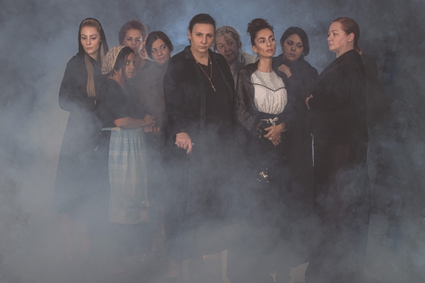 &Epsilon;ί&delta;&alpha;&mu;&epsilon; "&Tau;&omicron; &sigma;&pi;ί&tau;&iota; &tau;&eta;&sigmaf; &Mu;&pi;&epsilon;&rho;&nu;ά&nu;&tau;&alpha; Ά&lambda;&mu;&pi;&alpha;" &sigma;&tau;&omicron; &theta;έ&alpha;&tau;&rho;&omicron; &Epsilon;&rho;&gamma;&omicron;&tau;ά&xi;&iota;&omicron;&nu;.