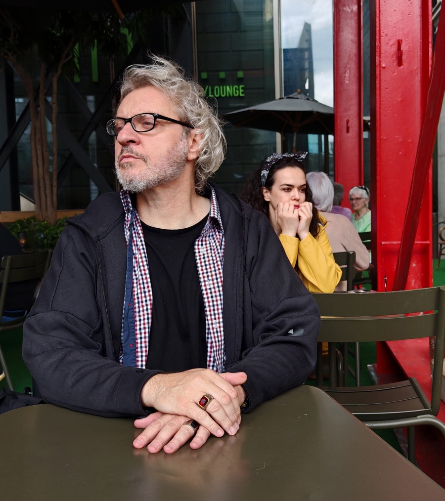 &Sigma;&upsilon;&nu;έ&nu;&tau;&epsilon;&upsilon;&xi;&eta; &mu;&epsilon; &tau;&omicron;&nu; &Gamma;&iota;ώ&rho;&gamma;&omicron; &Nu;ά&sigma;&iota;&omicron; &mu;&epsilon; &alpha;&phi;&omicron;&rho;&mu;ή &tau;&eta;&nu; &pi;&alpha;&rho;ά&sigma;&tau;&alpha;&sigma;&eta; &laquo;&Mu;&Epsilon;&Nu;&Gamma;&Kappa;&Epsilon;&Lambda;&Epsilon;&raquo;  &tau;&omicron;&upsilon; &Theta;&alpha;&nu;ά&sigma;&eta; &Tau;&rho;&iota;&alpha;&rho;ί&delta;&eta;  &sigma;&epsilon; &sigma;&kappa;&eta;&nu;&omicron;&theta;&epsilon;&sigma;ί&alpha; &Beta;ά&nu;&alpha;&sigmaf; &Pi;&epsilon;&phi;ά&nu;&eta;  &pi;&omicron;&upsilon; &alpha;&nu;&epsilon;&beta;&alpha;ί&nu;&epsilon;&iota; &sigma;&tau;&omicron;  &Theta;έ&alpha;&tau;&rho;&omicron; &Pi;&Lambda;&Upsilon;&Phi;&Alpha;