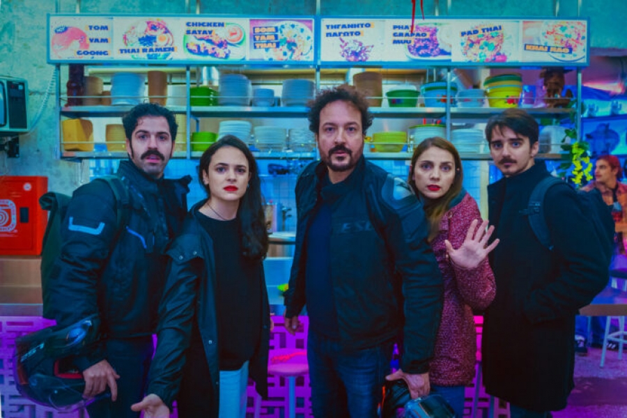 &Epsilon;ί&delta;&alpha;&mu;&epsilon; &tau;&eta;&nu; &pi;&alpha;&rho;ά&sigma;&tau;&alpha;&sigma;&eta; &laquo;&Omicron; &Chi;&rho;&upsilon;&sigma;ό&sigmaf; &Delta;&rho;ά&kappa;&omicron;&sigmaf;&raquo; &tau;&omicron;&upsilon; Roland Schimmelpfennig &sigma;&epsilon; &sigma;&kappa;&eta;&nu;&omicron;&theta;&epsilon;&sigma;ί&alpha; &Gamma;&iota;ώ&rho;&gamma;&omicron;&upsilon; &Mu;&alpha;&tau;&zeta;&iota;ά&rho;&eta;, &sigma;&tau;&omicron; &epsilon;&nu;&alpha;&lambda;&lambda;&alpha;&kappa;&tau;&iota;&kappa;ό &kappa;&alpha;&iota; &mu;&omicron;&nu;&tau;έ&rho;&nu;&omicron; &laquo;&Theta;έ&alpha;&tau;&rho;&omicron; &Chi;ώ&rho;&omicron;&sigmaf;&raquo; &sigma;&tau;&omicron;&nu; &Beta;&omicron;&tau;&alpha;&nu;&iota;&kappa;ό.