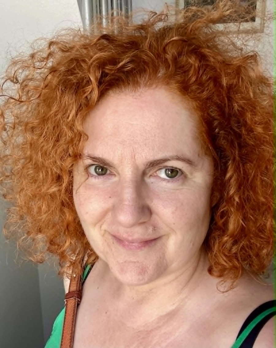 &Sigma;&upsilon;&nu;έ&nu;&tau;&epsilon;&upsilon;&xi;&eta; &mu;&epsilon; &tau;&eta; &Kappa;&alpha;&tau;&epsilon;&rho;ί&nu;&alpha; &Alpha;&lambda;&epsilon;&xi;ά&kappa;&eta;,  &pi;&epsilon;&rho;&phi;ό&rho;&mu;&epsilon;&rho;, &theta;&epsilon;&alpha;&tau;&rho;&omicron;&pi;&alpha;&iota;&delta;&alpha;&gamma;&omega;&gamma;ό &kappa;&alpha;&iota; &sigma;&upsilon;&nu;-&iota;&delta;&rho;ύ&tau;&rho;&iota;&alpha; &tau;&eta;&sigmaf; &omicron;&mu;ά&delta;&alpha;&sigmaf; Artika, &mu;&epsilon; &alpha;&phi;&omicron;&rho;&mu;ή &tau;&eta;&nu; &pi;&alpha;&rho;ά&sigma;&tau;&alpha;&sigma;&eta; "&Alpha;&gamma;ά&pi;&eta; &epsilon;ί&nu;&alpha;&iota;".