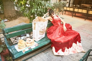 Είδαμε το ΜΑΡΙ ΑΝΤΟΥΑΝΕΤ - Savon Original: Η Ασφυξία Του Πούπουλου Όταν Πέφτει στον Κάμιρο