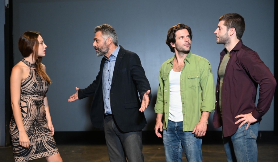 Ο Γιάννης Διαμαντόπουλος σκηνοθετεί το «Cock» του Mike Bartlett, με τέσσερις γνωστούς ηθοποιούς σε ρόλους που ιντριγκάρουν │Θέατρο Broadway (Κεντρική Σκηνή)