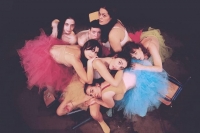 &Epsilon;ί&delta;&alpha;&mu;&epsilon; &laquo;&Tau;&omicron; &Mu;&alpha;&rho;ά&kappa;&iota; έ&kappa;&lambda;&alpha;&sigma;&epsilon;&raquo; &sigma;&tau;&omicron; Faust bar theatre arts.