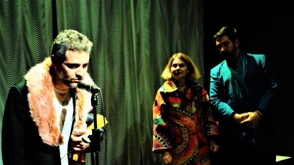 &Epsilon;ί&delta;&alpha;&mu;&epsilon; &tau;&eta;&nu; &pi;&alpha;&rho;ά&sigma;&tau;&alpha;&sigma;&eta; &laquo;&Delta;&epsilon;&sigma;&mu;&omicron;ί. &Iota;&sigma;&tau;&omicron;&rho;ί&epsilon;&sigmaf; &Alpha;&nu;&omicron;ί&kappa;&epsilon;&iota;&alpha;&sigmaf; &Kappa;&alpha;&theta;&eta;&mu;&epsilon;&rho;&iota;&nu;ό&tau;&eta;&tau;&alpha;&sigmaf;&raquo; &sigma;&tau;&omicron; &theta;έ&alpha;&tau;&rho;&omicron; &Phi;&omicron;ύ&rho;&nu;&omicron;&sigmaf;.