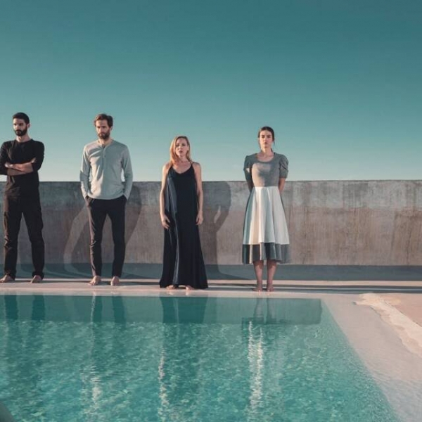 &Epsilon;ί&delta;&alpha;&mu;&epsilon;  &tau;&eta;&nu; &pi;&alpha;&rho;ά&sigma;&tau;&alpha;&sigma;&eta; "H&mu;έ&rho;&alpha; &Kappa;&upsilon;&rho;ί&omicron;&upsilon;", &sigma;&epsilon; &sigma;&kappa;&eta;&nu;&omicron;&theta;&epsilon;&sigma;ί&alpha; &Mu;ά&nu;&omicron;&upsilon; &Kappa;&alpha;&rho;&alpha;&tau;&zeta;&omicron;&gamma;&iota;ά&nu;&nu;&eta;