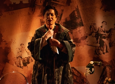 &Eta; &laquo;&Chi;&alpha;&rho;ί&kappa;&lambda;&epsilon;&iota;&alpha; &Kappa;&alpha;&beta;ά&phi;&eta;&raquo;, &beta;&alpha;&sigma;&iota;&sigma;&mu;έ&nu;&eta; &sigma;&tau;&eta; &zeta;&omega;ή &tau;&eta;&sigmaf; &mu;&eta;&tau;έ&rho;&alpha;&sigmaf; &tau;&omicron;&upsilon; &pi;&omicron;&iota;&eta;&tau;ή &mu;&alpha;&sigmaf; &Kappa;&omega;&nu;&sigma;&tau;&alpha;&nu;&tau;ί&nu;&omicron;&upsilon; &Kappa;&alpha;&beta;ά&phi;&eta;, &epsilon;&pi;&iota;&sigma;&tau;&rho;έ&phi;&epsilon;&iota; &gamma;&iota;&alpha; 2&eta; &chi;&rho;&omicron;&nu;&iota;ά &sigma;&tau;&omicron;&nu; &Pi;&omicron;&lambda;&upsilon;&chi;ώ&rho;&omicron; VAULT /&Alpha;&pi;ό 1 &Omicron;&kappa;&tau;ώ&beta;&rho;&eta;