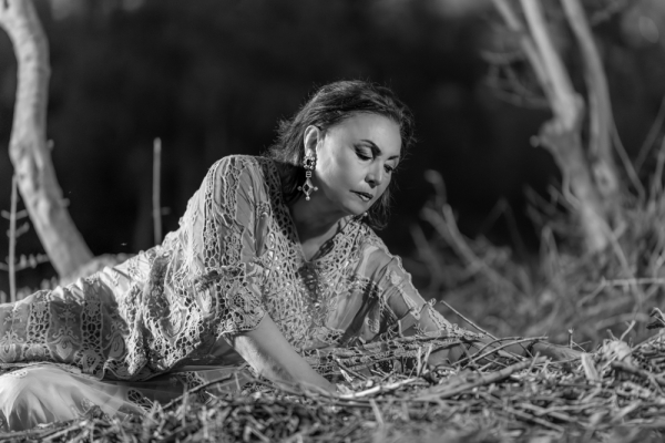 &Sigma;&upsilon;&nu;έ&nu;&tau;&epsilon;&upsilon;&xi;&eta; &mu;&epsilon; &tau;&eta;&nu; &Gamma;&epsilon;&omega;&rho;&gamma;ί&alpha; &Zeta;ώ&eta; &mu;&epsilon; &alpha;&phi;&omicron;&rho;&mu;ή &tau;&eta;&nu; &pi;&alpha;&rho;ά&sigma;&tau;&alpha;&sigma;&eta;  &laquo;&Eta; &Omega;&rho;&alpha;ί&alpha; &Epsilon;&lambda;έ&nu;&eta; &sigma;&tau;&eta;&nu; &Kappa;&omicron;&iota;&lambda;ά&delta;&alpha; &tau;&omega;&nu; &Nu;&epsilon;&kappa;&rho;ώ&nu; &Epsilon;&rho;ώ&tau;&omega;&nu;&raquo; &pi;&omicron;&upsilon; &alpha;&nu;&epsilon;&beta;&alpha;ί&nu;&epsilon;&iota; &sigma;&tau;&omicron; &Mu;έ&gamma;&alpha;&rho;&omicron; &Mu;&omicron;&upsilon;&sigma;&iota;&kappa;ή&sigmaf; &Alpha;&theta;&eta;&nu;ώ&nu;