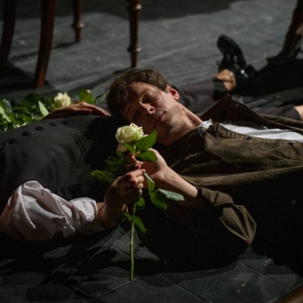 &Epsilon;ί&delta;&alpha;&mu;&epsilon; &tau;&omicron;&nu; &laquo;&Gamma;&lambda;ά&rho;&omicron;&raquo; &tau;&omicron;&upsilon; Ά&nu;&tau;&omicron;&nu; &Tau;&sigma;έ&chi;&omega;&phi; &sigma;&tau;&omicron; &Theta;έ&alpha;&tau;&rho;&omicron; &laquo;&Sigma;&eta;&mu;&epsilon;ί&omicron;&raquo; / We saw Anton Chekhov&rsquo;s The Seagull at Simio Theatre.