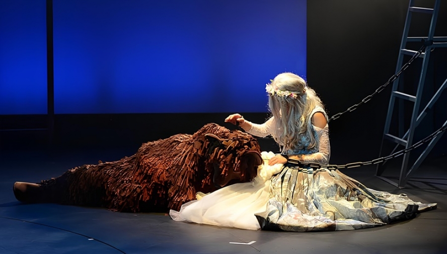 &Epsilon;ί&delta;&alpha;&mu;&epsilon; &tau;&eta;&nu; &Pi;&alpha;&pi;&lambda;&omega;&mu;&alpha;&tau;&omicron;ύ &sigma;&epsilon; &sigma;&kappa;&eta;&nu;&omicron;&theta;&epsilon;&sigma;ί&alpha; &Sigma;&omega;&kappa;&rho;ά&tau;&eta; &Mu;&alpha;ϊ&delta;ώ&nu;&eta;, &sigma;&tau;&omicron; &theta;έ&alpha;&tau;&rho;&omicron; &Beta;&alpha;&sigma;&iota;&lambda;ά&kappa;&omicron;&upsilon; _ &Mu;&alpha;&rho;&iota;ά&nu;&nu;&alpha; &Tau;ό&lambda;&eta;