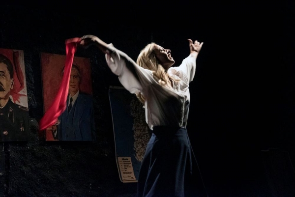 &Epsilon;ί&delta;&alpha;&mu;&epsilon; &tau;&eta;&nu; &pi;&alpha;&rho;ά&sigma;&tau;&alpha;&sigma;&eta; &ldquo;&Eta; &chi;ώ&rho;&alpha; &pi;&omicron;&upsilon; &pi;&omicron;&tau;έ &delta;&epsilon;&nu; &pi;&epsilon;&theta;&alpha;ί&nu;&epsilon;&iota;&sigmaf;&rdquo; &sigma;&tau;&omicron; &Theta;έ&alpha;&tau;&rho;&omicron; &Alpha;&tau;&tau;&iota;&kappa;&omicron;ύ Ά&lambda;&sigma;&omicron;&upsilon;&sigmaf; &ldquo;&Kappa;&alpha;&tau;ί&nu;&alpha; &Pi;&alpha;&xi;&iota;&nu;&omicron;ύ&rdquo;