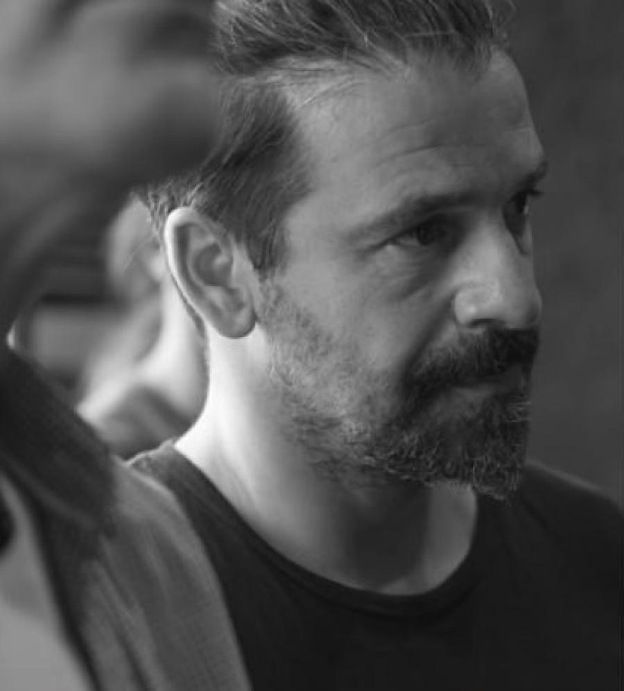Συνέντευξη με τον Νίκο Δερτιλή , με αφορμη την παράσταση &quot;Αυτοί που κοιτούν&quot; του Βασίλη Μαυρογεωργίου
