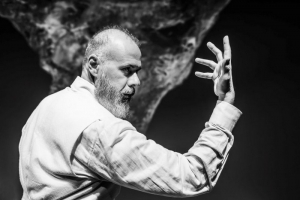 &Epsilon;ί&delta;&alpha;&mu;&epsilon; &tau;&eta;&nu; &pi;&alpha;&rho;ά&sigma;&tau;&alpha;&sigma;&eta; "&Eta; &Pi;ύ&lambda;&eta; &tau;&eta;&sigmaf; &Kappa;ό&lambda;&alpha;&sigma;&eta;&sigmaf;" &tau;&omicron;&upsilon; &Gamma;&iota;ά&nu;&nu;&eta; &Kappa;&alpha;&lambda;&alpha;&beta;&rho;&iota;&alpha;&nu;&omicron;ύ, &sigma;&tau;&omicron; &Alpha;&mu;&phi;&iota;-&Theta;έ&alpha;&tau;&rho;&omicron; &Sigma;&pi;ύ&rho;&omicron;&upsilon; &Epsilon;&upsilon;&alpha;&gamma;&gamma;&epsilon;&lambda;ά&tau;&omicron;&upsilon;.