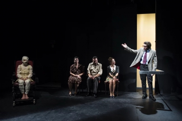 &Epsilon;ί&delta;&alpha;&mu;&epsilon; &tau;&eta;&nu; &pi;&alpha;&rho;ά&sigma;&tau;&alpha;&sigma;&eta; "&Omicron; &Gamma;ά&mu;&omicron;&sigmaf;" &sigma;&tau;&omicron; &Theta;έ&alpha;&tau;&rho;&omicron; &Epsilon;&pi;&iota; &Kappa;&omicron;&lambda;&omega;&nu;ώ.