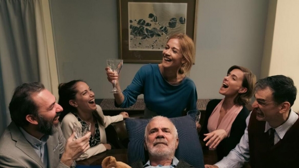 &Epsilon;ί&delta;&alpha;&mu;&epsilon; &tau;&eta;&nu; &pi;&alpha;&rho;ά&sigma;&tau;&alpha;&sigma;&eta; &laquo;&Omicron; &pi;&alpha;&tau;έ&rho;&alpha;&sigmaf;&raquo; &sigma;&tau;&omicron; &Sigma;ύ&gamma;&chi;&rho;&omicron;&nu;&omicron; &theta;έ&alpha;&tau;&rho;&omicron;.