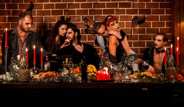 &Epsilon;ί&delta;&alpha;&mu;&epsilon; &tau;&eta;&nu; &pi;&alpha;&rho;ά&sigma;&tau;&alpha;&sigma;&eta; &laquo;&Kappa;&alpha;ί&sigma;&alpha;&rho;&alpha;&sigmaf;&raquo; &sigma;&tau;&omicron; &Theta;έ&alpha;&tau;&rho;&omicron; &Delta;&rho;ό&mu;&omicron;&sigmaf;.