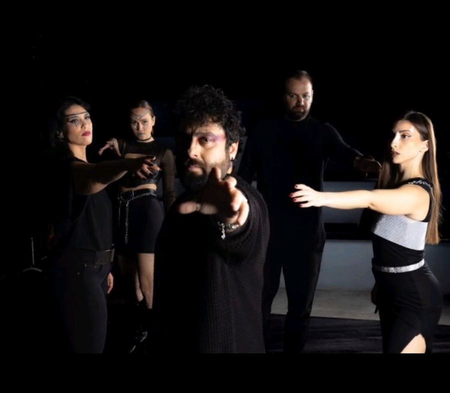 &Epsilon;ί&delta;&alpha;&mu;&epsilon; &tau;&eta;&nu; &pi;&alpha;&rho;ά&sigma;&tau;&alpha;&sigma;&eta; &laquo;&Theta;ά&nu;&alpha;&tau;&omicron;&sigmaf; a la Gourmet&raquo; &sigma;&tau;&omicron; &theta;έ&alpha;&tau;&rho;&omicron; &Delta;&rho;ό&mu;&omicron;&sigmaf;.