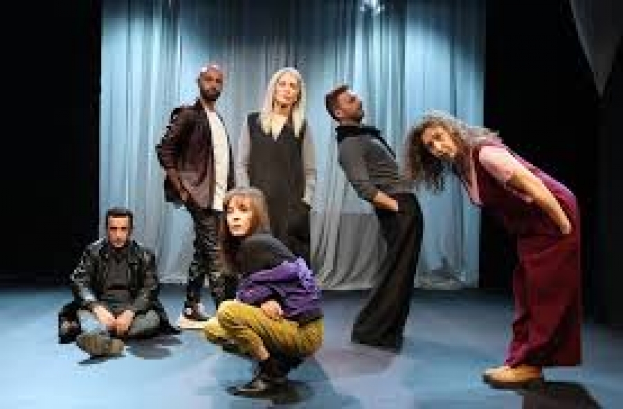 &Epsilon;ί&delta;&alpha;&mu;&epsilon; ''&Tau;&omicron; &sigma;&pi;ί&tau;&iota; &sigma;&tau;&eta;&nu; &Epsilon;&theta;&nu;&iota;&kappa;ή-Έ&nu;&alpha; ή&sigma;&upsilon;&chi;&omicron; &mu;έ&rho;&omicron;&sigmaf;'' &tau;&omicron;&upsilon; &Alpha;&lambda;&phi;&rho;έ&delta;&omicron; &Sigma;&alpha;&nu;&theta;ό&lambda; &sigma;&tau;&omicron; &Theta;έ&alpha;&tau;&rho;&omicron; Ά&lambda;&phi;&alpha;