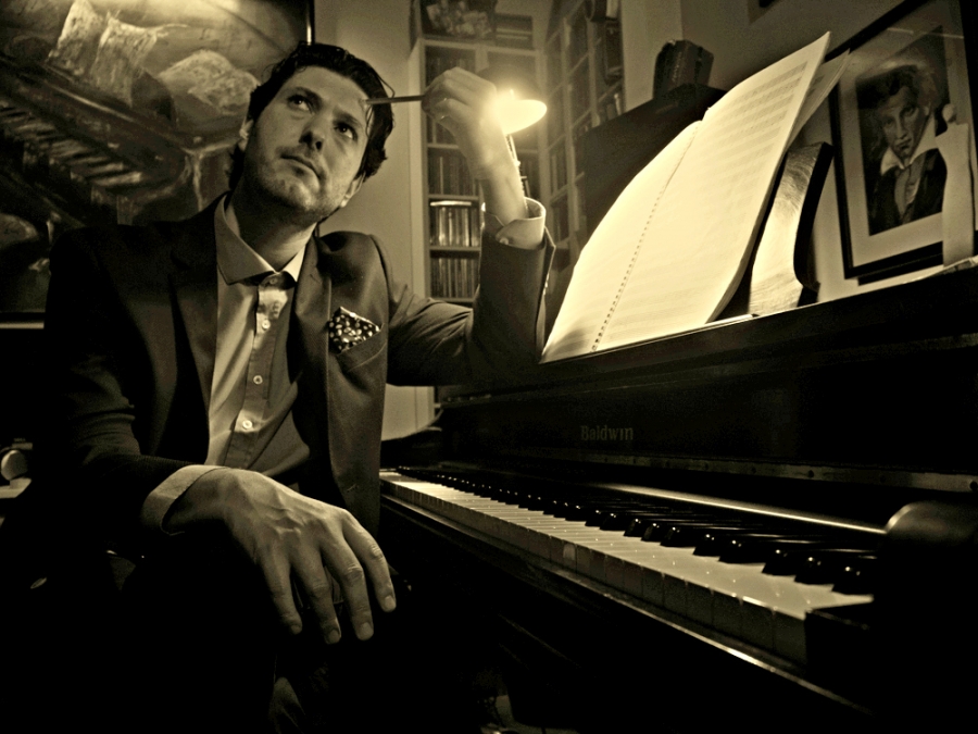 &Sigma;&upsilon;&nu;έ&nu;&tau;&epsilon;&upsilon;&xi;&eta; &tau;&omicron;&upsilon; Salvatore Bezzi, &mu;&omicron;&upsilon;&sigma;&iota;&kappa;&omicron;ύ &tau;&eta;&sigmaf; &pi;&alpha;&rho;ά&sigma;&tau;&alpha;&sigma;&eta;&sigmaf; *Anna and Margot* &pi;&omicron;&upsilon; &alpha;&nu;&epsilon;&beta;&alpha;ί&nu;&epsilon;&iota; &sigma;&tau;&omicron; &theta;έ&alpha;&tau;&rho;&omicron; &Beta;&alpha;&phi;&epsilon;&iota;&omicron; -&Lambda;ά&kappa;&eta;&sigmaf; &Kappa;&alpha;&rho;&alpha;&lambda;ή&sigmaf;