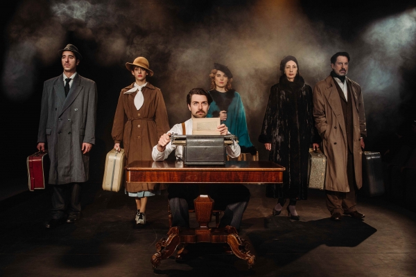 "&Alpha;&nu;&tau;ί&omicron;, &Beta;&epsilon;&rho;&omicron;&lambda;ί&nu;&omicron;" &tau;&omicron;&upsilon; Christopher Isherwood &sigma;&tau;&omicron; &theta;έ&alpha;&tau;&rho;&omicron; &Alpha;&gamma;&gamma;έ&lambda;&omega;&nu; &Beta;ή&mu;&alpha; | &Pi;&rho;&epsilon;&mu;&iota;έ&rho;&alpha;: &Tau;&epsilon;&tau;ά&rho;&tau;&eta; 15 &Mu;&alpha;&rho;&tau;ί&omicron;&upsilon;