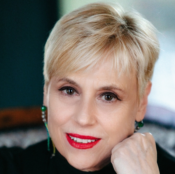 &Sigma;&upsilon;&nu;έ&nu;&tau;&epsilon;&upsilon;&xi;&eta; &tau;&eta;&sigmaf; &Kappa;&upsilon;&rho;&iota;&alpha;&kappa;ή&sigmaf; &Sigma;&pi;&alpha;&nu;&omicron;ύ &mu;&epsilon; &alpha;&phi;&omicron;&rho;&mu;ή &tau;&eta;&nu; &pi;&alpha;&rho;ά&sigma;&tau;&alpha;&sigma;&eta; ''&Eta; &Pi;&lambda;&epsilon;&xi;&omicron;ύ&delta;&alpha;'' &pi;&omicron;&upsilon; &alpha;&nu;&epsilon;&beta;&alpha;ί&nu;&epsilon;&iota; &sigma;&tau;&omicron; &Theta;έ&alpha;&tau;&rho;&omicron; &Mu;&epsilon;&tau;&alpha;&xi;&omicron;&upsilon;&rho;&gamma;&epsilon;ί&omicron;