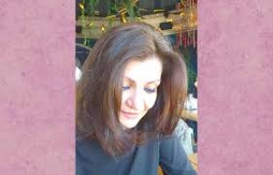 &Beta;&iota;&beta;&lambda;&iota;&omicron;&kappa;&rho;&iota;&tau;&iota;&kappa;ή: &Delta;&iota;&alpha;&beta;ά&sigma;&alpha;&mu;&epsilon; &kappa;&alpha;&iota; &sigma;&chi;&omicron;&lambda;&iota;ά&zeta;&omicron;&upsilon;&mu;&epsilon; &tau;&omicron; &beta;&iota;&beta;&lambda;ί&omicron; ''&Epsilon;&xi;&omicron;&mu;&omicron;&lambda;ό&gamma;&eta;&sigma;&eta; &sigma;&epsilon; &Delta;έ&kappa;&alpha; &Pi;&rho;ά&xi;&epsilon;&iota;&sigmaf;'' &tau;&eta;&sigmaf;  &Omega;&rho;&alpha;&iota;&omicron;&zeta;ή&lambda;&eta;&sigmaf;-&Tau;&zeta;ί&nu;&alpha;&sigmaf; &Delta;&alpha;&beta;&iota;&lambda;ά &pi;&omicron;&upsilon; &kappa;&upsilon;&kappa;&lambda;&omicron;&phi;&omicron;&rho;&epsilon;ί &alpha;&pi;ό &tau;&iota;&sigmaf; &Epsilon;&kappa;&delta;ό&sigma;&epsilon;&iota;&sigmaf; &Phi;ί&lambda;&nu;&tau;&iota;&sigma;&iota;.