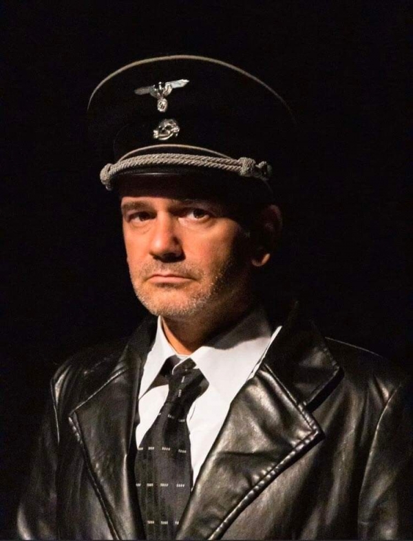 &Sigma;&upsilon;&nu;έ&nu;&tau;&epsilon;&upsilon;&xi;&eta; &tau;&omicron;&upsilon; &Sigma;&tau;έ&lambda;&iota;&omicron;&upsilon; &Pi;&epsilon;&tau;&rho;ά&kappa;&eta; &sigma;&tau;&omicron; &theta;&epsilon;&alpha;&tau;&rho;&omicron;.gr &mu;&epsilon; &alpha;&phi;&omicron;&rho;&mu;ή &tau;&eta;&nu; &pi;&alpha;&rho;ά&sigma;&tau;&alpha;&sigma;&eta; &laquo;&Omicron; &kappa;&alpha;&theta;&epsilon;́&nu;&alpha;&sigmaf; &pi;&epsilon;&theta;&alpha;&iota;́&nu;&epsilon;&iota; &mu;&omicron;́&nu;&omicron;&sigmaf; &tau;&omicron;&upsilon;&raquo; &sigma;&tau;&omicron; studio &Mu;&alpha;&upsilon;&rho;&omicron;&mu;&iota;&chi;ά&lambda;&eta;.