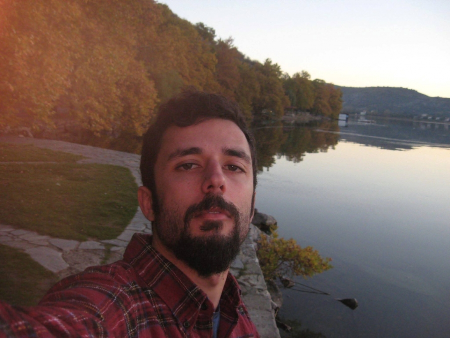 &Sigma;&upsilon;&nu;έ&nu;&tau;&epsilon;&upsilon;&xi;&eta; &mu;&epsilon; &tau;&omicron;&nu;   &Delta;&eta;&mu;ή&tau;&rho;&eta; &Delta;ή&mu;&omicron;&upsilon; &mu;&epsilon; &alpha;&phi;&omicron;&rho;&mu;ή &tau;&eta;&nu; &pi;&alpha;&rho;ά&sigma;&tau;&alpha;&sigma;&eta; Resital Dostoevsky &pi;&omicron;&upsilon; &alpha;&nu;&epsilon;&beta;&alpha;ί&nu;&epsilon;&iota; &sigma;&tau;&omicron;  K4