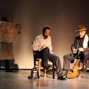 Είδαμε την παράσταση «Ηλίας Πετρόπουλος – ο Λαογράφος του Άστεως», της Στέβης Λύτρα στο Θέατρο Noūs.