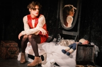 &Sigma;&upsilon;&nu;έ&nu;&tau;&epsilon;&upsilon;&xi;&eta; &tau;&omicron;&upsilon; &theta;&iota;ά&sigma;&omicron;&upsilon; &tau;&eta;&sigmaf; &pi;&alpha;&rho;ά&sigma;&tau;&alpha;&sigma;&eta;&sigmaf; &laquo;&Zeta;&alpha;&kappa; / Zackie Oh! A Queen Story&raquo;, &tau;&omicron;&upsilon; &Alpha;&nu;&delta;&rho;έ&alpha; &Zeta;&alpha;&phi;&epsilon;ί&rho;&eta; &sigma;&tau;&omicron; &Theta;έ&alpha;&tau;&rho;&omicron; Ά&beta;&alpha;&tau;&omicron;&nu;.