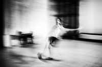 Έ&chi;&epsilon;&iota; &phi;ώ&sigmaf; &eta; &sigma;&kappa;&iota;ά; &mu;ί&alpha; &theta;&epsilon;&alpha;&tau;&rho;&iota;&kappa;ή &pi;&alpha;&rho;ά&sigma;&tau;&alpha;&sigma;&eta; &beta;&alpha;&sigma;&iota;&sigma;&mu;έ&nu;&eta; &sigma;&tau;&omicron; έ&rho;&gamma;&omicron; &tau;&omicron;&upsilon; &Alpha;lbert Camus &Omicron; &Xi;έ&nu;&omicron;&sigmaf;