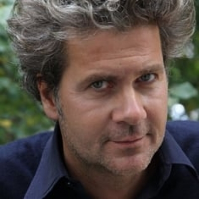 &Delta;ύ&omicron; &theta;&epsilon;&alpha;&tau;&rho;&iota;&kappa;ά έ&rho;&gamma;&alpha; &tau;&omicron;&upsilon; &sigma;ύ&gamma;&chi;&rho;&omicron;&nu;&omicron;&upsilon; &Gamma;&alpha;&lambda;&lambda;&iota;&kappa;&omicron;ύ &rho;&epsilon;&pi;&epsilon;&rho;&tau;&omicron;&rho;ί&omicron;&upsilon;