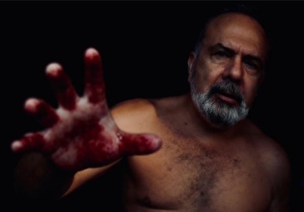 &Sigma;&upsilon;&nu;έ&nu;&tau;&epsilon;&upsilon;&xi;&eta; &tau;&omicron;&upsilon; &eta;&theta;&omicron;&pi;&omicron;&iota;&omicron;ύ &Gamma;&iota;ά&nu;&nu;&eta; &Gamma;&kappa;&alpha;&nu;ά &mu;&epsilon; &alpha;&phi;&omicron;&rho;&mu;ή &tau;&eta;&nu; &pi;&alpha;&rho;ά&sigma;&tau;&alpha;&sigma;&eta; &laquo;&Omicron;&Iota; &Alpha;&Omicron;&Rho;&Alpha;&Tau;&Epsilon;&Sigma;&raquo;