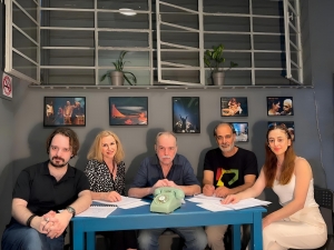 STUDIO &Mu;&Alpha;&Upsilon;&Rho;&Omicron;&Mu;&Iota;&Chi;&Alpha;&Lambda;&Eta; - &laquo;&Mu;&Iota;&Alpha; &Mu;&Iota;&Kappa;&Rho;&Eta; &Pi;&Alpha;&Rho;&Eta;&Gamma;&Omicron;&Rho;&Iota;&Alpha;&raquo; &Alpha;&Pi;&Omicron; &Tau;&Iota;&Sigma; 12 &Delta;&Epsilon;&Kappa;&Epsilon;&Mu;&Beta;&Rho;&Iota;&Omicron;&Upsilon;