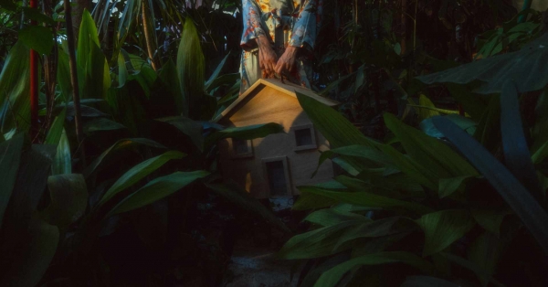 &Epsilon;ί&delta;&alpha;&mu;&epsilon; &tau;&eta;&nu; &pi;&alpha;&rho;ά&sigma;&tau;&alpha;&sigma;&eta; &Beta;&upsilon;&sigma;&sigma;&iota;&nu;ό&kappa;&eta;&pi;&omicron;&sigmaf; &sigma;&tau;&omicron; &theta;έ&alpha;&tau;&rho;&omicron; &Theta;&eta;&sigma;&epsilon;ί&omicron;&nu;.