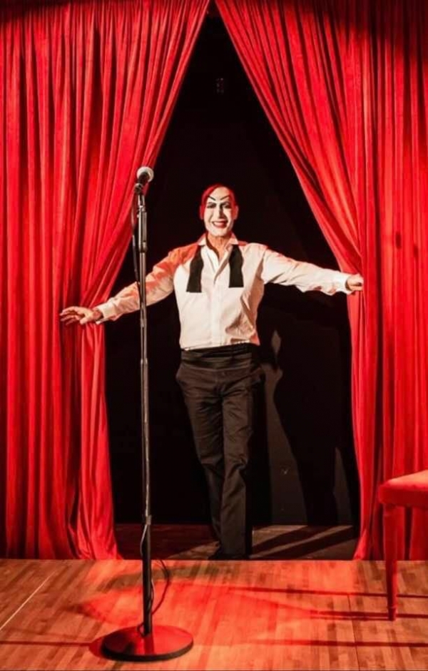 &Epsilon;ί&delta;&alpha;&mu;&epsilon; &tau;&eta;&nu; &pi;&alpha;&rho;ά&sigma;&tau;&alpha;&sigma;&eta; &laquo;&Mu;&epsilon;&phi;ί&sigma;&tau;&omicron;&raquo; &sigma;&tau;&omicron; &theta;έ&alpha;&tau;&rho;&omicron; &Mu;&iota;&kappa;&rho;ό&sigmaf; &Kappa;&epsilon;&rho;&alpha;&mu;&epsilon;&iota;&kappa;ό&sigmaf;.