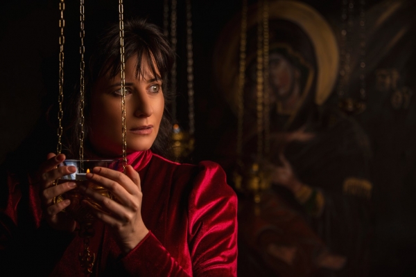 &laquo;&Kappa;&alpha;&rho;&alpha;&iota;̈&sigma;&kappa;&alpha;́&kappa;&epsilon;&nu;&alpha;, o &Theta;&rho;ύ&lambda;&omicron;&sigmaf;&raquo; &tau;&eta;&sigmaf; &Sigma;&omicron;&phi;ί&alpha;&sigmaf; &Kappa;&alpha;&psi;&omicron;ύ&rho;&omicron;&upsilon;, &sigma;&epsilon; &sigma;&kappa;&eta;&nu;&omicron;&theta;&epsilon;&sigma;ί&alpha; &Delta;&eta;&mu;ή&tau;&rho;&eta; &Kappa;&alpha;&rho;&alpha;&tau;&zeta;&iota;ά -&Alpha;&pi;ό &tau;&iota;&sigmaf; 2 &Alpha;&pi;&rho;&iota;&lambda;ί&omicron;&upsilon; &sigma;&tau;&omicron;&nu; &Pi;&omicron;&lambda;&upsilon;&chi;ώ&rho;&omicron; VAULT