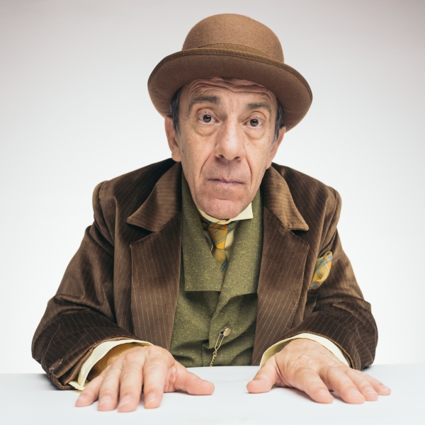 &Lambda;&omicron;&upsilon;&kappa;ῆ&sigmaf; &Lambda;ά&rho;&alpha;&sigmaf; - &Delta;&eta;&mu;&eta;&tau;&rho;ί&omicron;&upsilon; &Beta;&iota;&kappa;έ&lambda;&alpha; &mu;&epsilon; &tau;&omicron;&nu; &Mu;&alpha;&nu;ώ&lambda;&eta; &Mu;&alpha;&upsilon;&rho;&omicron;&mu;&alpha;&tau;ά&kappa;&eta; &Sigma;&kappa;&eta;&nu;&omicron;&theta;&epsilon;&sigma;ί&alpha; &Lambda;&epsilon;&upsilon;&tau;έ&rho;&eta;&sigmaf; &Gamma;&iota;&omicron;&beta;&alpha;&nu;ί&delta;&eta;&sigmaf; &pi;&epsilon;&rho;&iota;&omicron;&delta;&epsilon;ί&alpha; &sigma;&tau;&eta;&nu; &Epsilon;&lambda;&lambda;ά&delta;&alpha; έ&nu;&alpha;&rho;&xi;&eta; &alpha;&pi;ό &tau;&eta;&nu; &Alpha;&theta;ή&nu;&alpha;