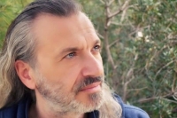 &Sigma;&upsilon;&nu;έ&nu;&tau;&epsilon;&upsilon;&xi;&eta; &mu;&epsilon; &tau;&omicron;&nu; &eta;&theta;&omicron;&pi;&omicron;&iota;ό &Mu;ί&lambda;&tau;&omicron; &Delta;&eta;&mu;&omicron;&upsilon;&lambda;ή,  &mu;&epsilon; &alpha;&phi;&omicron;&mu;ή &tau;&eta;&nu; &pi;&alpha;&rho;ά&sigma;&tau;&alpha;&sigma;&eta; "&Mu;&alpha;&tau;&omega;&mu;έ&nu;&omicron;&sigmaf; &Gamma;ά&mu;&omicron;&sigmaf;"  &pi;&omicron;&upsilon; &alpha;&nu;&epsilon;&beta;&alpha;ί&nu;&epsilon;&iota; &sigma;&tau;&omicron; &Theta;έ&alpha;&tau;&rho;&omicron; &Mu;&omicron;&nu;&tau;έ&rho;&nu;&omicron;&iota; &Kappa;&alpha;&iota;&rho;&omicron;ί