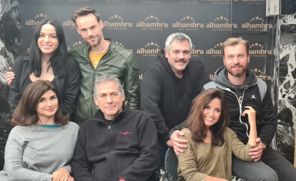 Alhambra Art Theatre | &Kappa;&Alpha;&Theta;&Epsilon; &Pi;&Epsilon;&Rho;&Sigma;&Iota; &Kappa;&Alpha;&Iota; &Tau;&Omicron;&Upsilon; &Chi;&Rho;&Omicron;&Nu;&Omicron;&Upsilon; &sigma;&epsilon; &sigma;&kappa;&eta;&nu;&omicron;&theta;&epsilon;&sigma;ί&alpha; &Alpha;&lambda;έ&xi;&alpha;&nu;&delta;&rho;&omicron;&upsilon; &Kappa;&omicron;έ&nu; | Έ&nu;&alpha;&rho;&xi;&eta; &pi;&alpha;&rho;&alpha;&sigma;&tau;ά&sigma;&epsilon;&omega;&nu; &mu;έ&sigma;&alpha; &sigma;&tau;&iota;&sigmaf; &gamma;&iota;&omicron;&rho;&tau;έ&sigmaf;