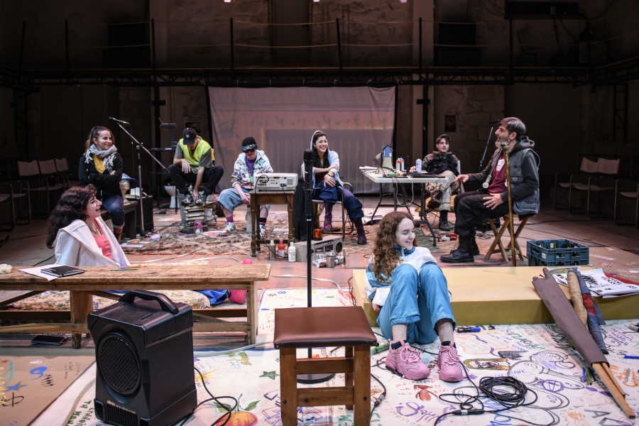 Πειραματική Σκηνή – Θέατρο Δίπυλον «Μη φοβάστε. Είναι θέατρο.»  Σκίτσο 2 | Η ποίηση είναι στους δρόμους  Η ΓΛΩΣΣΑ ΤΩΝ ΤΟΙΧΩΝ  Σύλληψη – Δημιουργία: Θεανώ Μεταξά  Από 5 Δεκεμβρίου | Θέατρο Δίπυλον