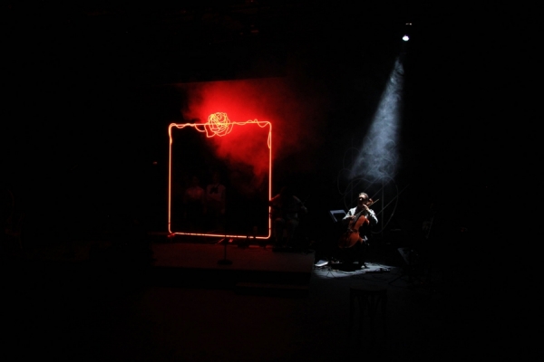 &Epsilon;ί&delta;&alpha;&mu;&epsilon; &Tau;&omicron; "&Sigma;&phi;&alpha;&gamma;&epsilon;ί&omicron; &tau;&omicron;&upsilon; Έ&rho;&omega;&tau;&alpha;" &sigma;&tau;&omicron; &Sigma;ύ&gamma;&chi;&rho;&omicron;&nu;&omicron; &Theta;έ&alpha;&tau;&rho;&omicron;.