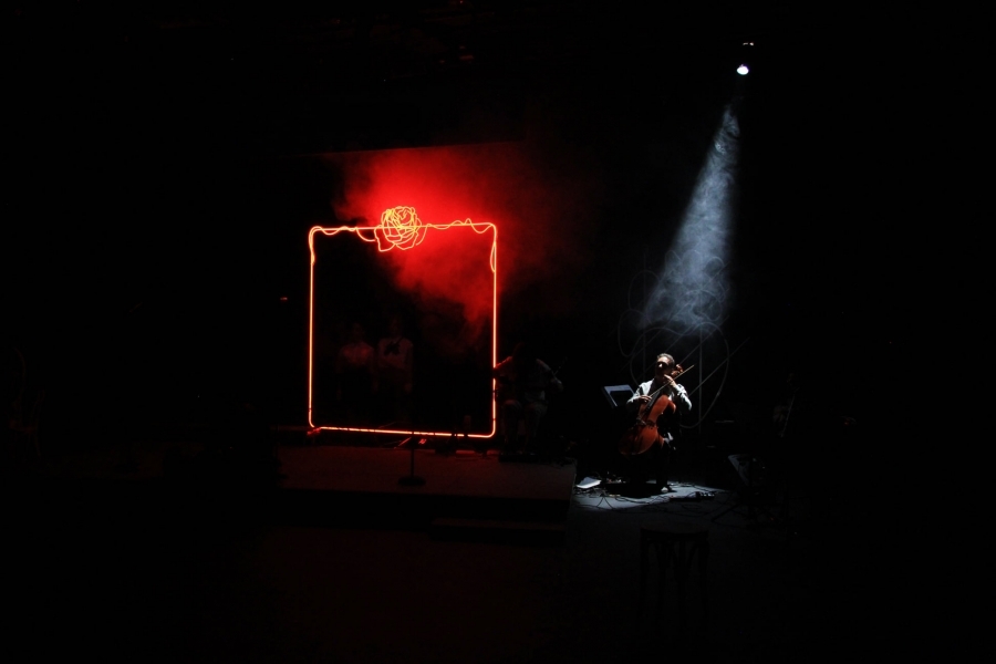 &Epsilon;ί&delta;&alpha;&mu;&epsilon; &Tau;&omicron; "&Sigma;&phi;&alpha;&gamma;&epsilon;ί&omicron; &tau;&omicron;&upsilon; Έ&rho;&omega;&tau;&alpha;" &sigma;&tau;&omicron; &Sigma;ύ&gamma;&chi;&rho;&omicron;&nu;&omicron; &Theta;έ&alpha;&tau;&rho;&omicron;.