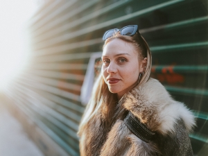 &Sigma;&upsilon;&nu;έ&nu;&tau;&epsilon;&upsilon;&xi;&eta; &tau;&eta;&sigmaf; &eta;&theta;&omicron;&pi;&omicron;&iota;&omicron;ύ &Epsilon;&upsilon;&gamma;&epsilon;&nu;ί&alpha;&sigmaf; &Kappa;&omicron;&upsilon;&zeta;έ&lambda;&eta; &mu;&epsilon; &alpha;&phi;&omicron;&rho;&mu;ή &tau;&eta;&nu; &pi;&alpha;&rho;ά&sigma;&tau;&alpha;&sigma;&eta; &laquo;&Sigma;&lambda;ά&nu;&tau;&epsilon;&kappa;&raquo;