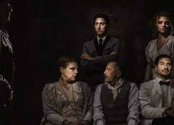 &Epsilon;ί&delta;&alpha;&mu;&epsilon; &tau;&omicron; &laquo;&Omicron; &Epsilon;&pi;&iota;&theta;&epsilon;&omega;&rho;&eta;&tau;ή&sigmaf; Έ&rho;&chi;&epsilon;&tau;&alpha;&iota;&raquo; &sigma;&tau;&omicron; &Theta;έ&alpha;&tau;&rho;&omicron; &laquo;&Mu;&iota;&kappa;&rho;ό&sigmaf; &Kappa;&epsilon;&rho;&alpha;&mu;&epsilon;&iota;&kappa;ό&sigmaf;&raquo; / We saw An Inspector Calls at Mikros Keramikos Theatre