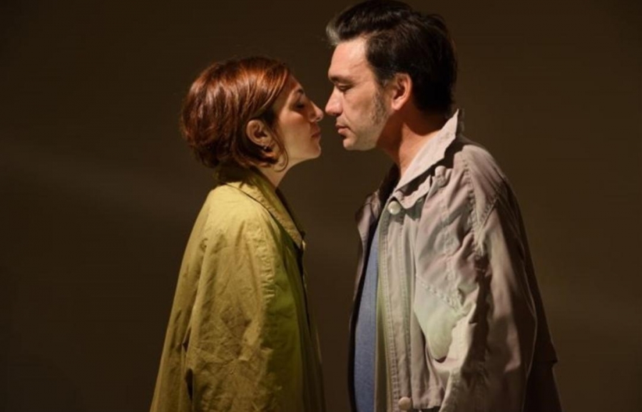 &Epsilon;ί&delta;&alpha;&mu;&epsilon; &tau;&eta;&nu; &pi;&alpha;&rho;ά&sigma;&tau;&alpha;&sigma;&eta; ''&Omicron; &Rho;&epsilon;&zeta;έ&sigmaf; &mu;ά&gamma;&kappa;&omega;&sigma;&epsilon; &tau;&omicron; &delta;ά&chi;&tau;&upsilon;&lambda;&omicron;'' &sigma;&epsilon; &sigma;&kappa;&eta;&nu;&omicron;&theta;&epsilon;&sigma;ί&alpha; Johnny O. &sigma;&tau;&omicron;  studio &Mu;&alpha;&upsilon;&rho;&omicron;&mu;&iota;&chi;ά&lambda;&eta;