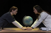 &Epsilon;ί&delta;&alpha;&mu;&epsilon; &tau;&omicron; ''Lebensraum'' &tau;&omicron;&upsilon; &Theta;&alpha;&nu;ά&sigma;&eta; &Tau;&rho;&iota;&alpha;&rho;ί&delta;&eta; &sigma;&tau;&omicron; Faust &sigma;&epsilon; &sigma;&kappa;&eta;&nu;&omicron;&theta;&epsilon;&sigma;ί&alpha; &Gamma;&iota;ώ&tau;&alpha;&sigmaf; &Sigma;&epsilon;&rho;&epsilon;&mu;έ&tau;&eta;.