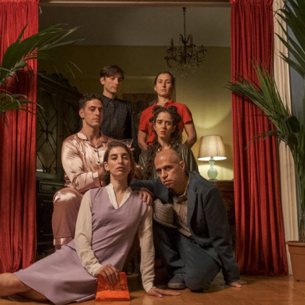 &Epsilon;ί&delta;&alpha;&mu;&epsilon; &tau;&eta;&nu; &pi;&alpha;&rho;ά&sigma;&tau;&alpha;&sigma;&eta; "&Eta; &phi;&alpha;&lambda;&alpha;&kappa;&rho;ή &tau;&rho;&alpha;&gamma;&omicron;&upsilon;&delta;ί&sigma;&tau;&rho;&iota;&alpha;" &tau;&omicron;&upsilon; &Epsilon;&upsilon;&gamma;έ&nu;&iota;&omicron;&upsilon; &Iota;&omicron;&nu;έ&sigma;&kappa;&omicron; &sigma;&epsilon; &sigma;&kappa;&eta;&nu;&omicron;&theta;&epsilon;&sigma;ί&alpha; &Alpha;&lambda;&kappa;ί&nu;&omicron;&omicron;&upsilon; &Delta;&omega;&rho;ή &sigma;&tau;&omicron; House of Smiths.