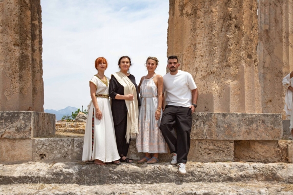 Breath of Light / &Pi;&nu;&omicron;ή &Phi;&omega;&tau;ό&sigmaf; - &Delta;ύ&omicron; sold-out &pi;&alpha;&rho;&alpha;&sigma;&tau;ά&sigma;&epsilon;&iota;&sigmaf; &sigma;&tau;&omicron; &Iota;&epsilon;&rho;ό &tau;&omicron;&upsilon; &Alpha;&pi;ό&lambda;&lambda;&omega;&nu;&alpha; &sigma;&tau;&eta;&nu; &Alpha;&rho;&chi;&alpha;ί&alpha; &Kappa;ό&rho;&iota;&nu;&theta;&omicron;